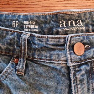 EUC a.n.a. Mid-Rise Boyfriend Jeans 6P medium wash